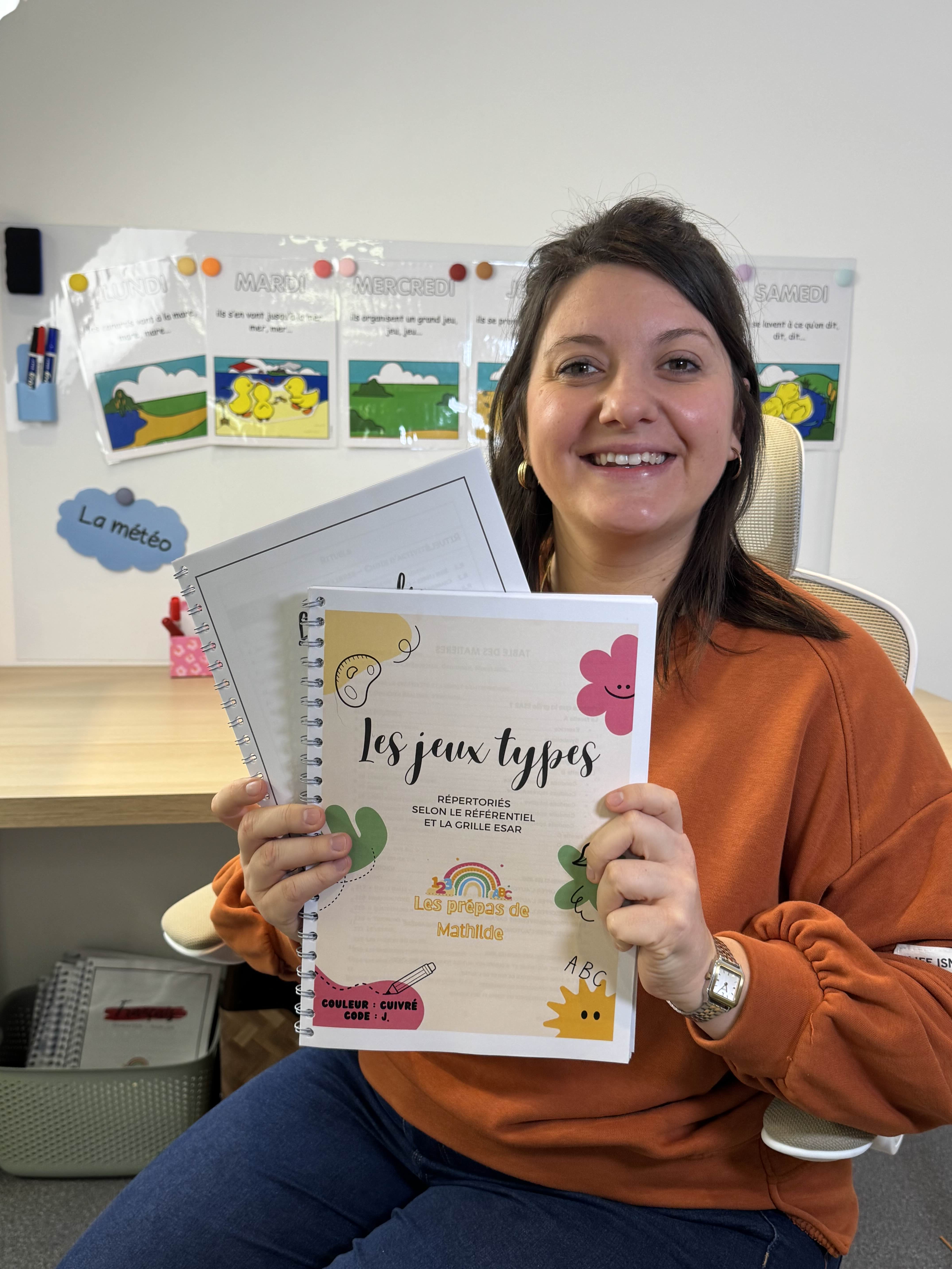 Mathilde présentant les deux dossiers pédagogiques