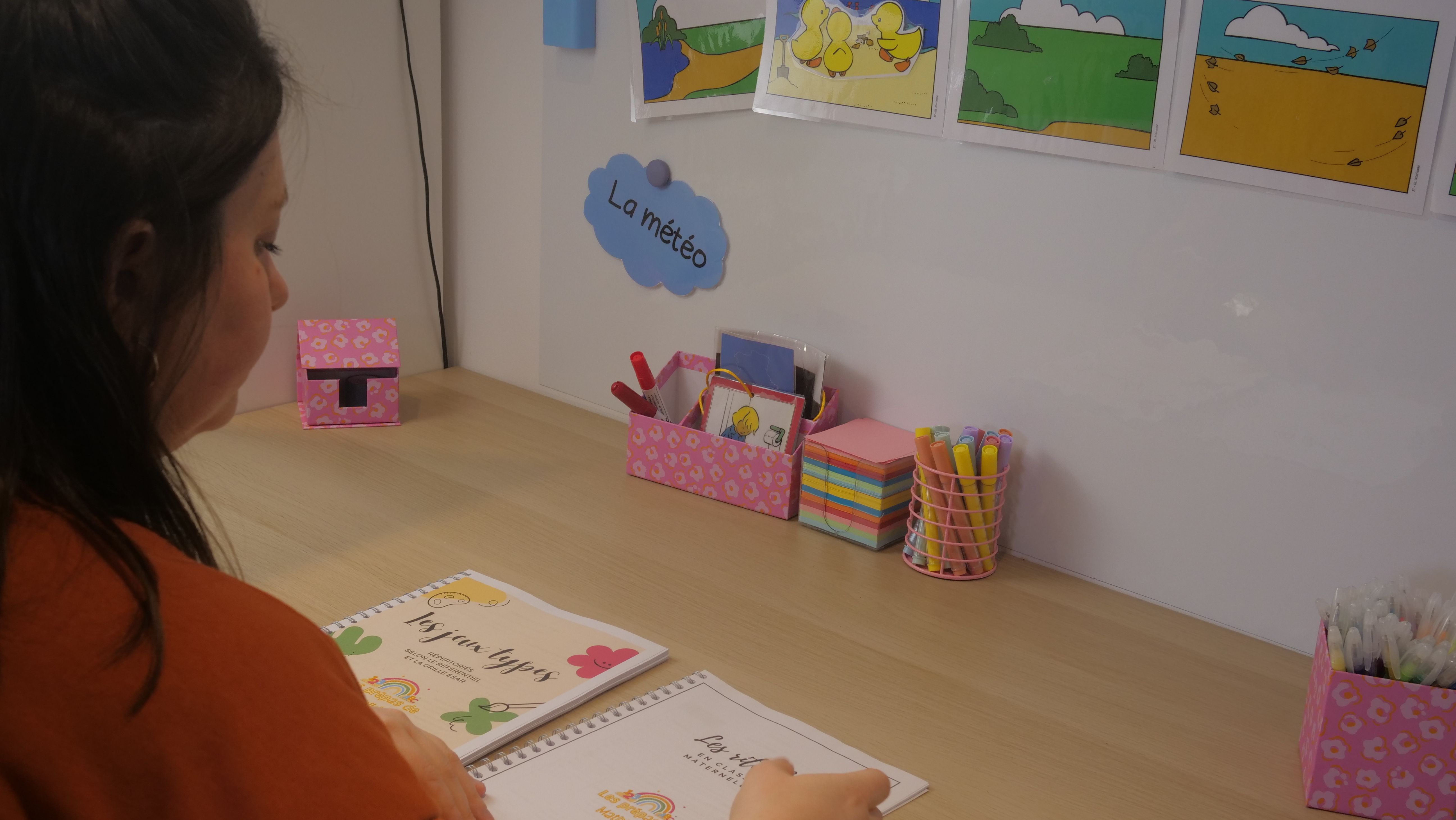 Les dossiers ouverts dans un environnement de classe maternelle