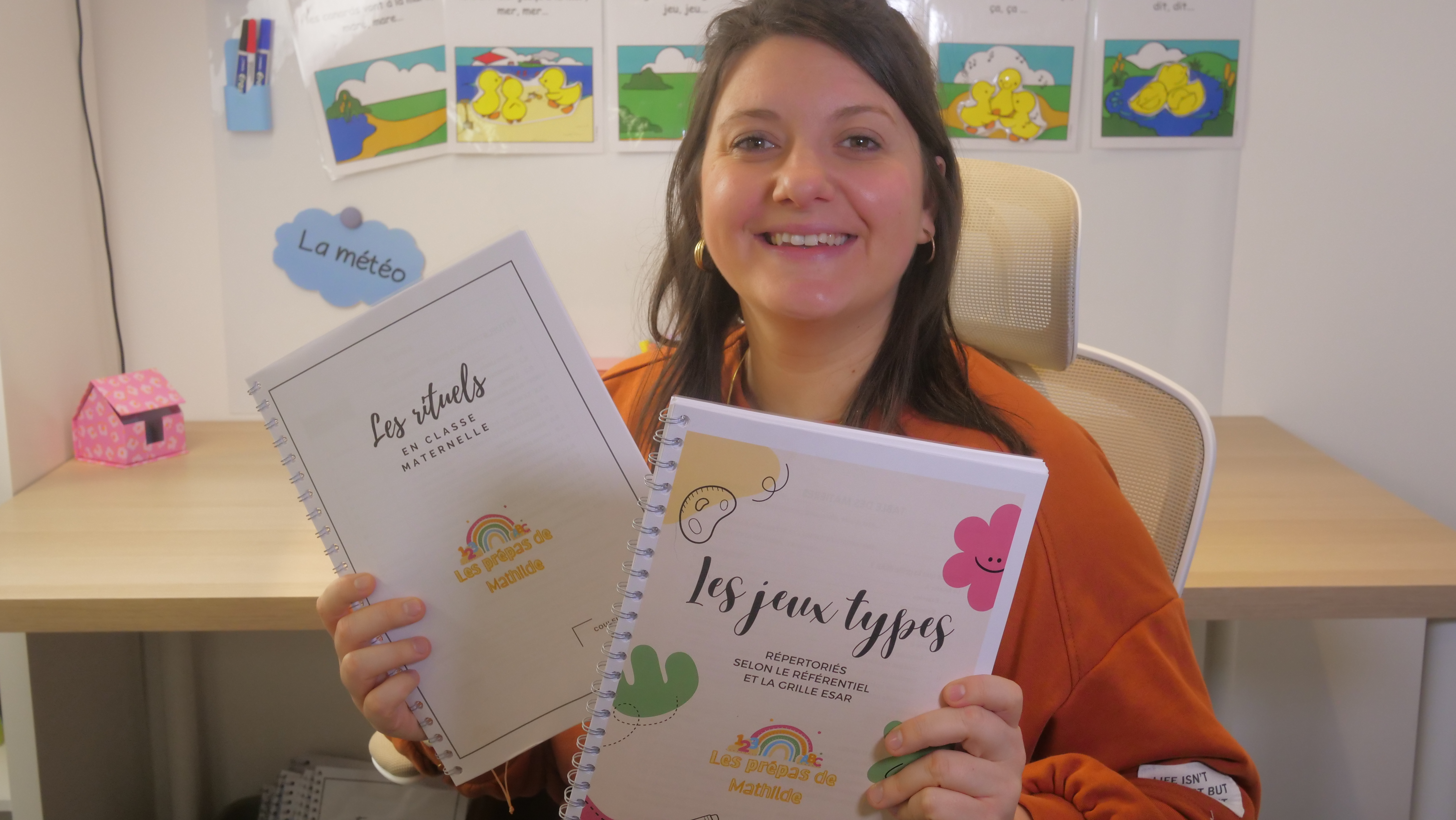 Mathilde présentant les deux dossiers pédagogiques